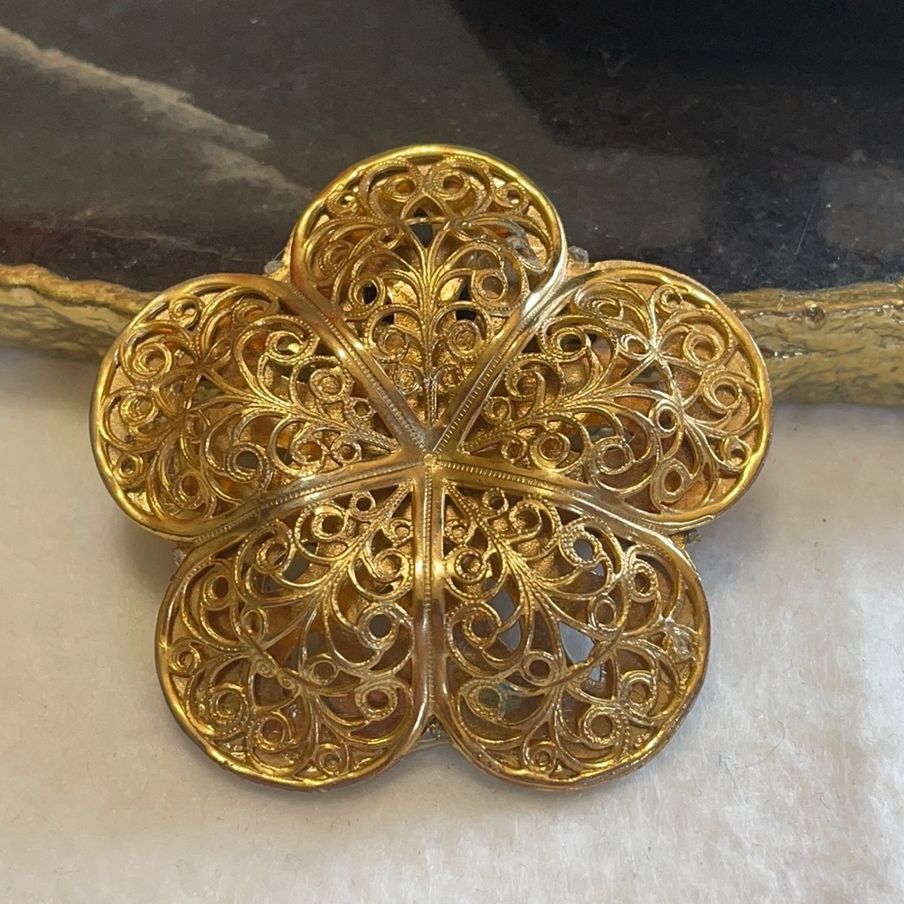 Marvella gold tone filigree pansy brooch 2”
